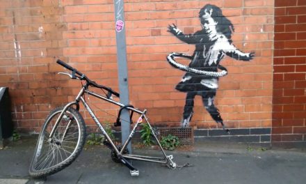 Kivágták a falból Banksy hulahoppozó kislányt ábrázoló képét – de ki az a Banksy?