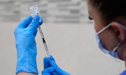 Csökken a Covid-19 elleni vakcinák hatékonysága, azt is tudják mennyivel