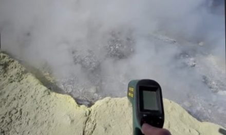 Maszkos vulkántúra – mintegy kétszáz fokos gáz süvít ki a hegyből