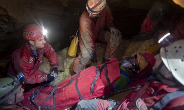 Szingapúri túrázót mentettek ki a Mátyás-hegyi barlangból